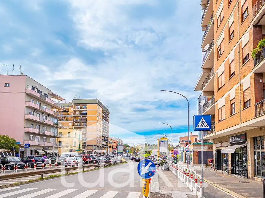 Immagine 11 di Negozio in vendita  in Via Tuscolana a Roma