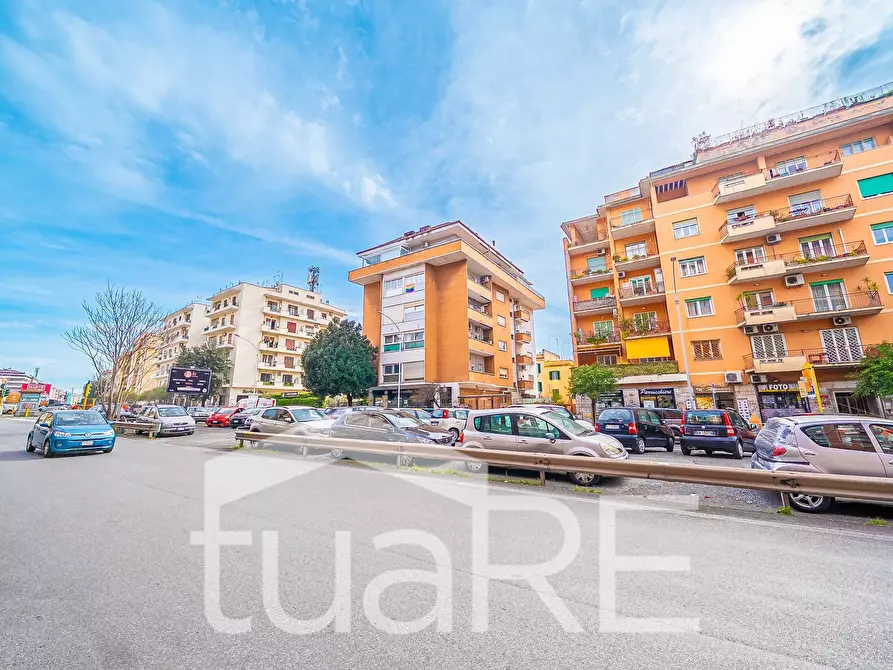 Immagine 12 di Negozio in vendita  in Via Tuscolana a Roma