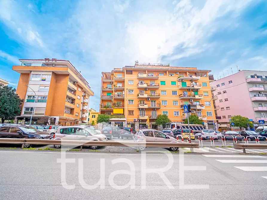 Immagine 13 di Negozio in vendita  in Via Tuscolana a Roma