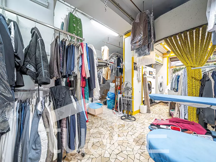 Immagine 3 di Negozio in vendita  in Via Giuseppe Bagnera a Roma