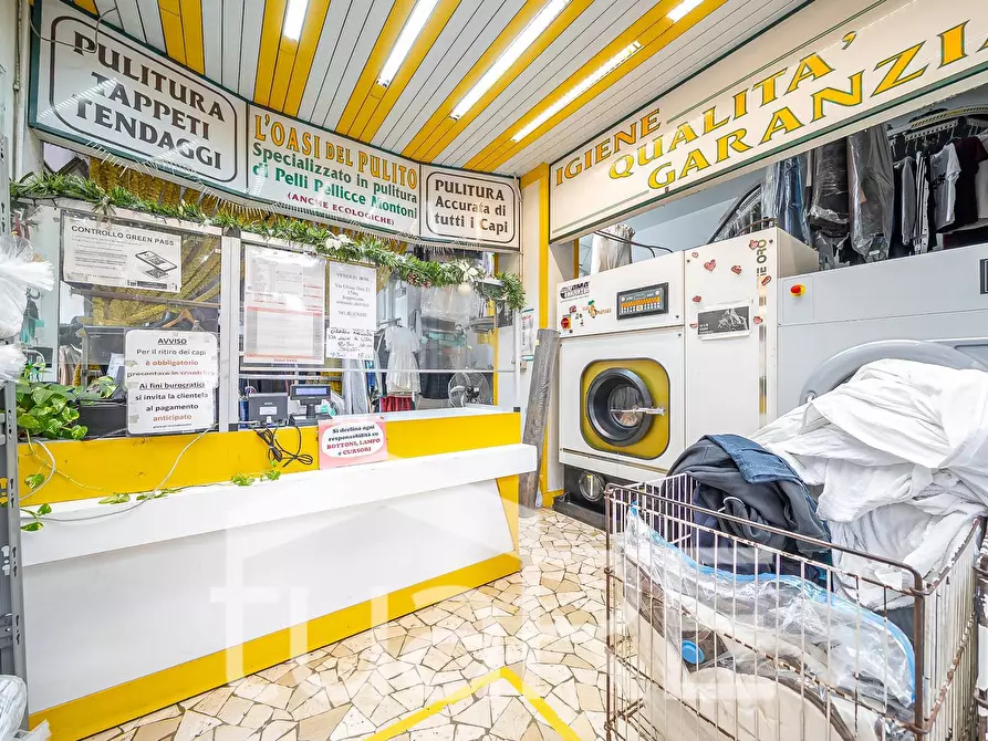 Immagine 8 di Negozio in vendita  in Via Giuseppe Bagnera a Roma