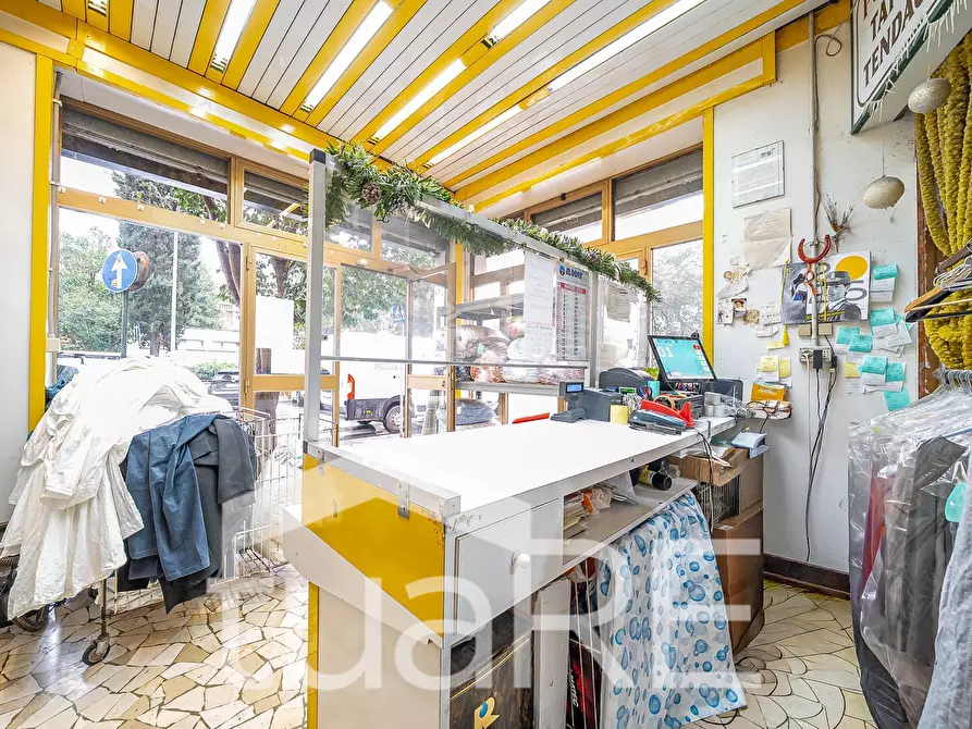 Immagine 15 di Negozio in vendita  in Via Giuseppe Bagnera a Roma