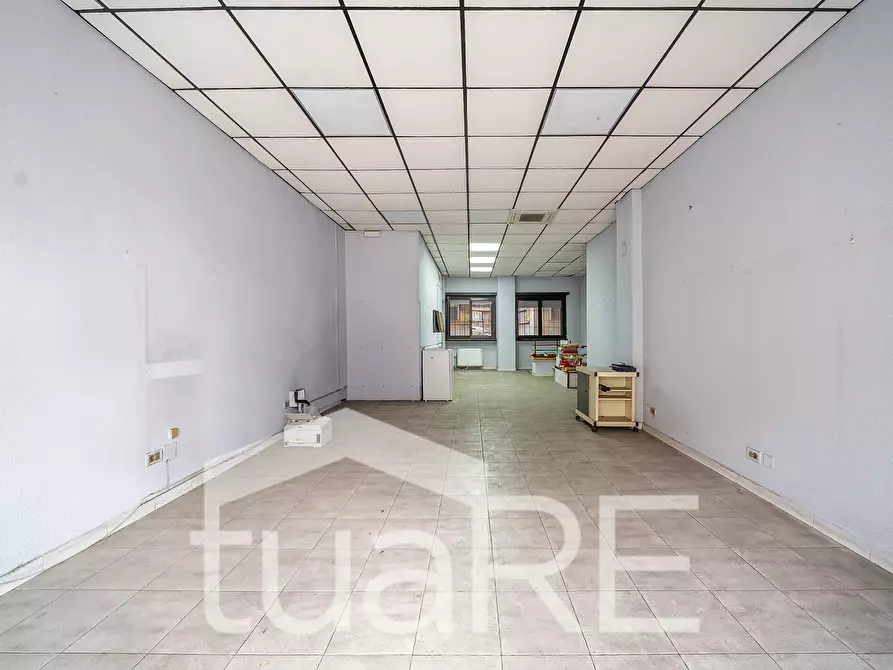 Immagine 2 di Negozio in vendita  in Via Appia Nuova a Roma