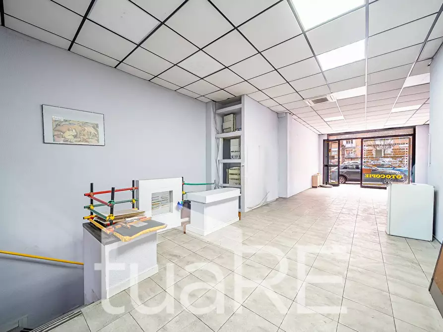 Immagine 3 di Negozio in vendita  in Via Appia Nuova a Roma