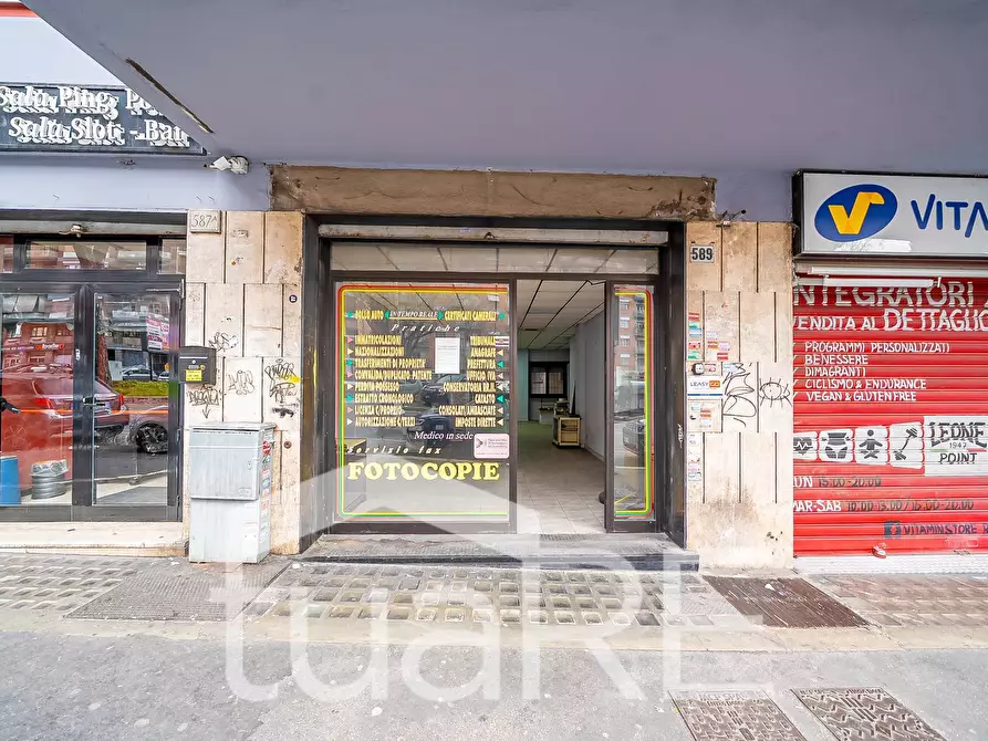 Immagine 4 di Negozio in vendita  in Via Appia Nuova a Roma