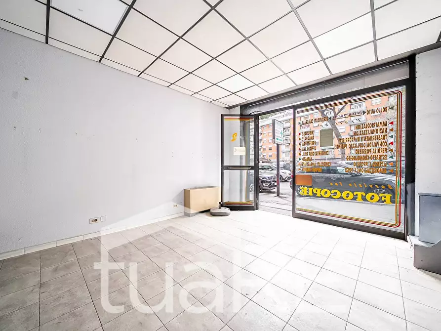 Immagine 5 di Negozio in vendita  in Via Appia Nuova a Roma