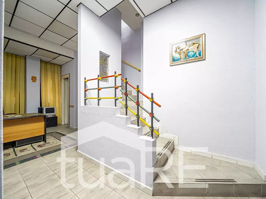 Immagine 6 di Negozio in vendita  in Via Appia Nuova a Roma