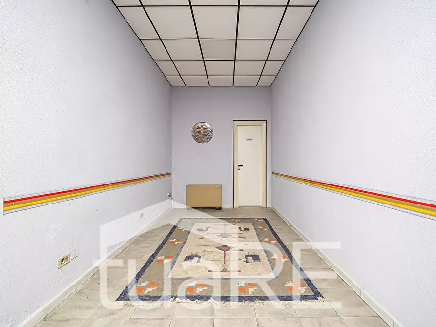 Immagine 9 di Negozio in vendita  in Via Appia Nuova a Roma