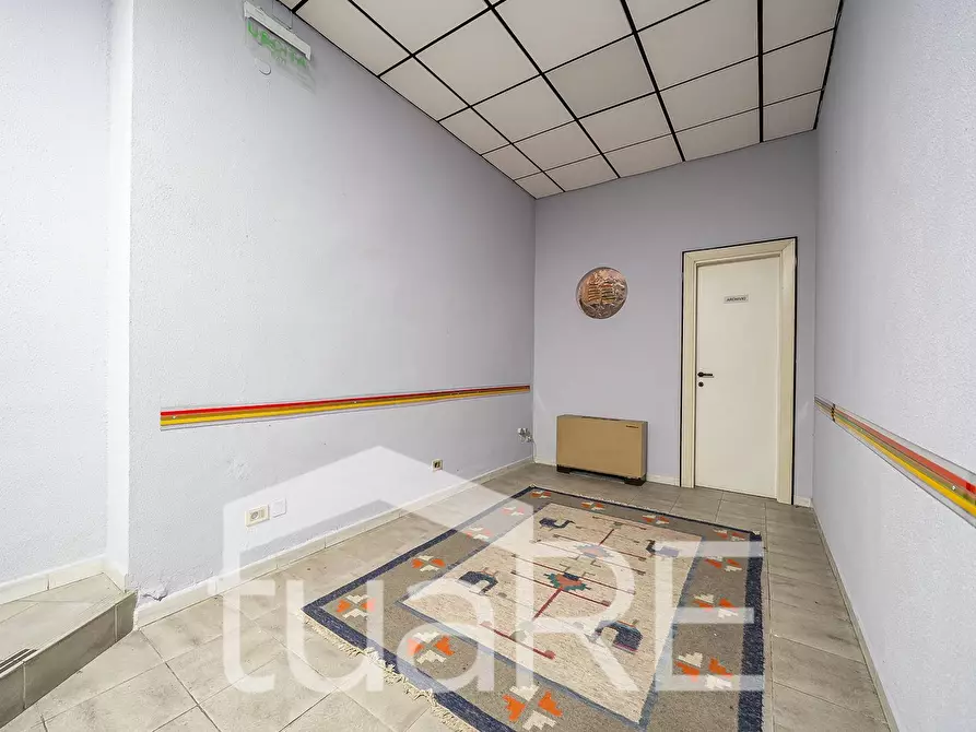 Immagine 10 di Negozio in vendita  in Via Appia Nuova a Roma