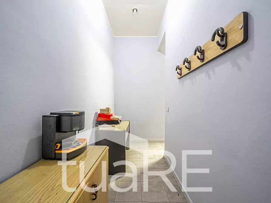 Immagine 11 di Negozio in vendita  in Via Appia Nuova a Roma