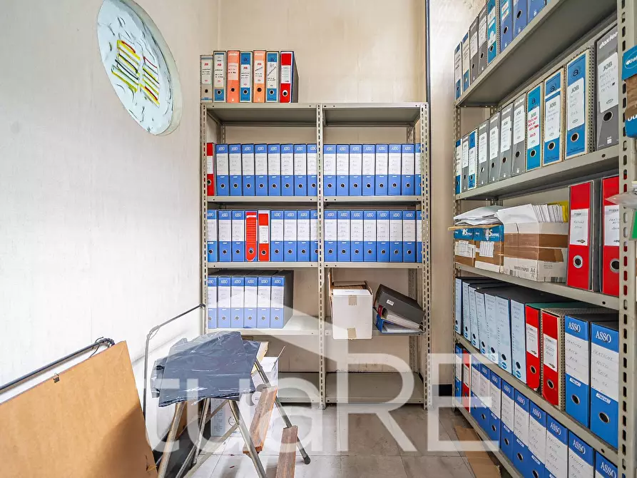 Immagine 13 di Negozio in vendita  in Via Appia Nuova a Roma