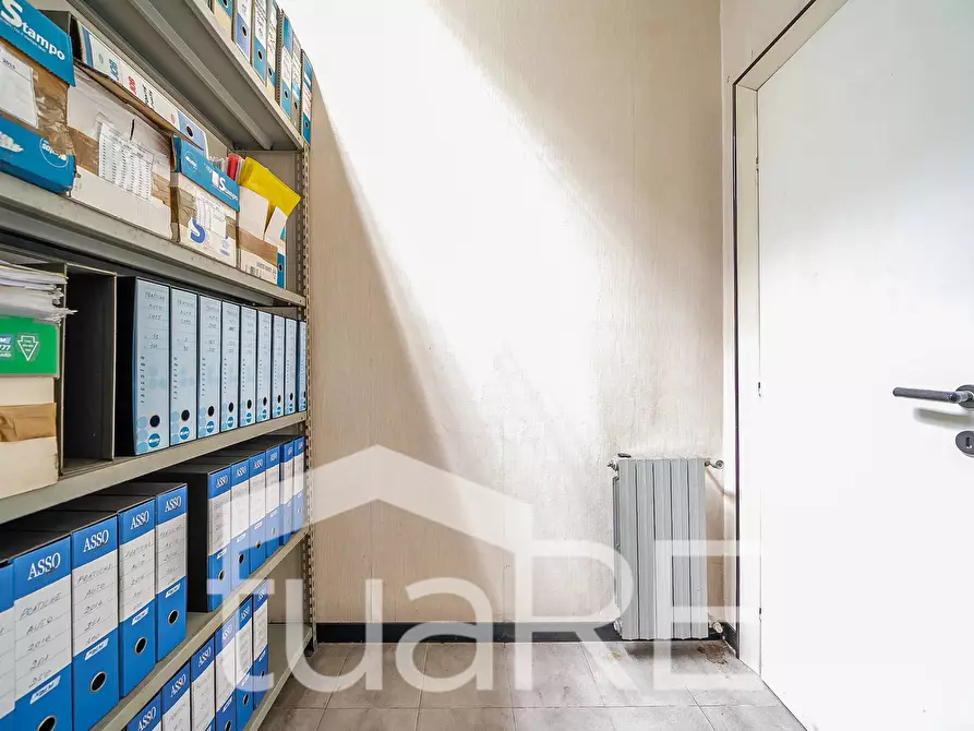 Immagine 14 di Negozio in vendita  in Via Appia Nuova a Roma