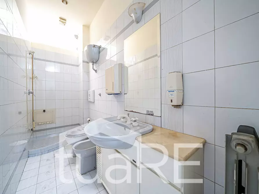 Immagine 15 di Negozio in vendita  in Via Appia Nuova a Roma