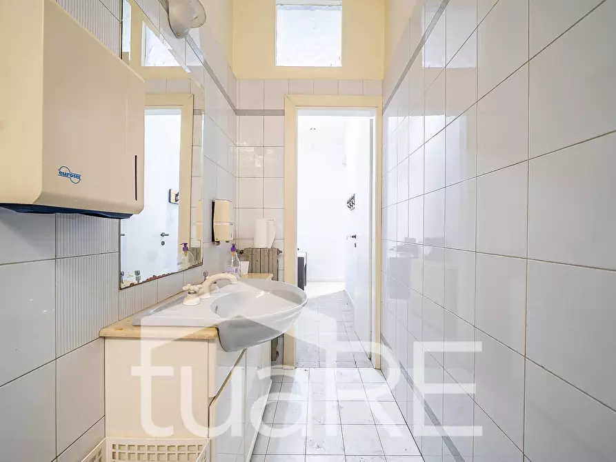 Immagine 16 di Negozio in vendita  in Via Appia Nuova a Roma