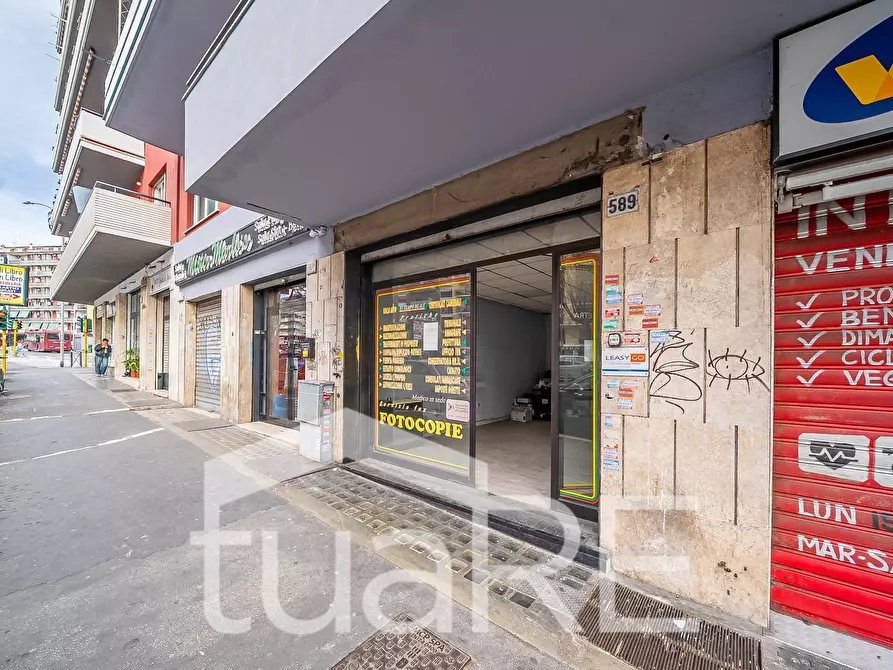 Immagine 17 di Negozio in vendita  in Via Appia Nuova a Roma