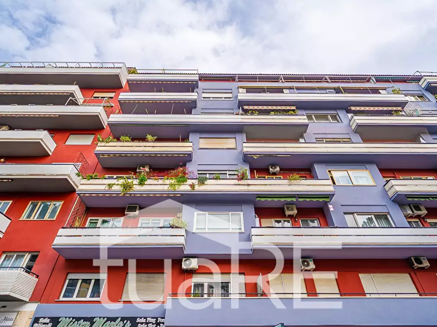 Immagine 18 di Negozio in vendita  in Via Appia Nuova a Roma