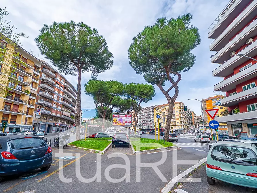 Immagine 19 di Negozio in vendita  in Via Appia Nuova a Roma