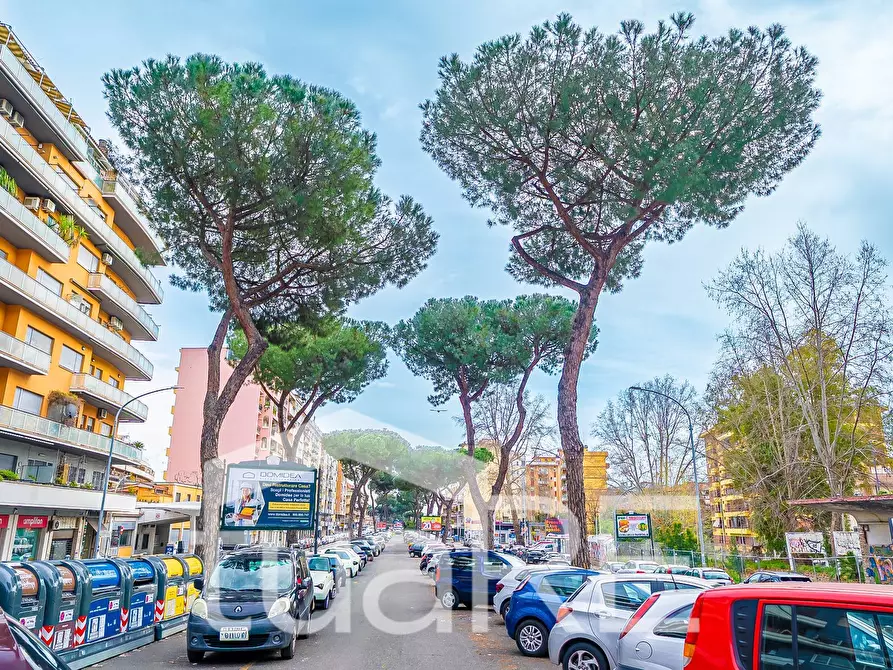 Immagine 20 di Negozio in vendita  in Via Appia Nuova a Roma