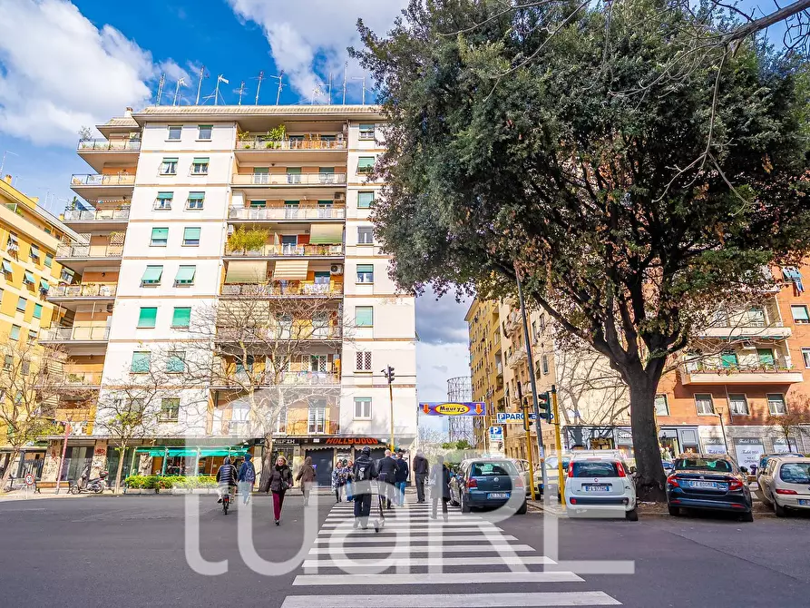 Immagine 3 di Appartamento in vendita  in Piazza Della Radio a Roma