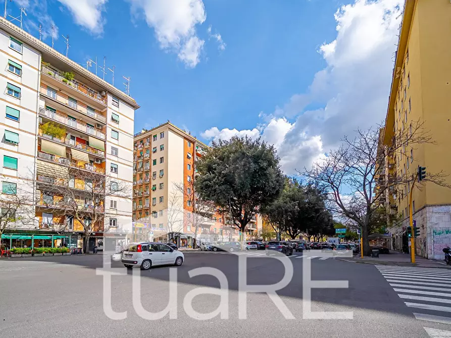 Immagine 4 di Appartamento in vendita  in Piazza Della Radio a Roma