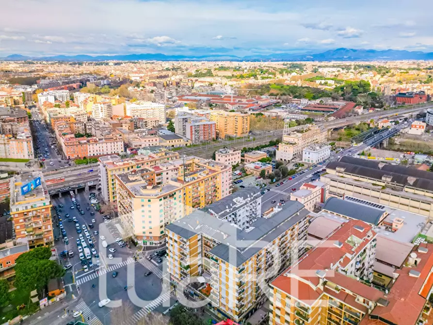 Immagine 11 di Appartamento in vendita  in Piazza Della Radio a Roma