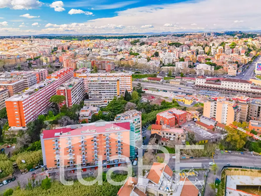 Immagine 13 di Appartamento in vendita  in Piazza Della Radio a Roma