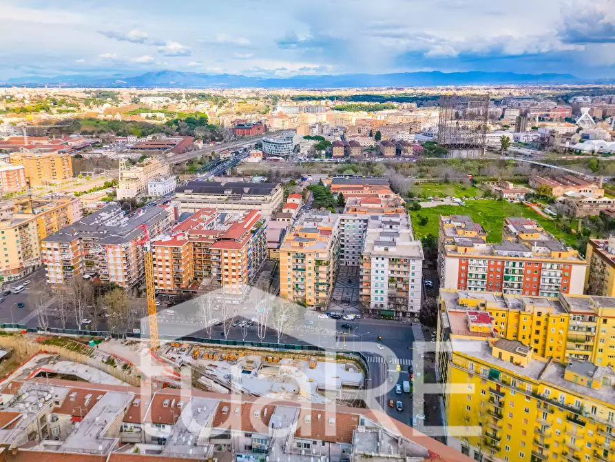 Immagine 17 di Appartamento in vendita  in Piazza Della Radio a Roma