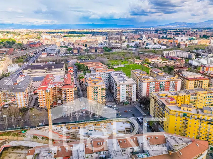 Immagine 18 di Appartamento in vendita  in Piazza Della Radio a Roma