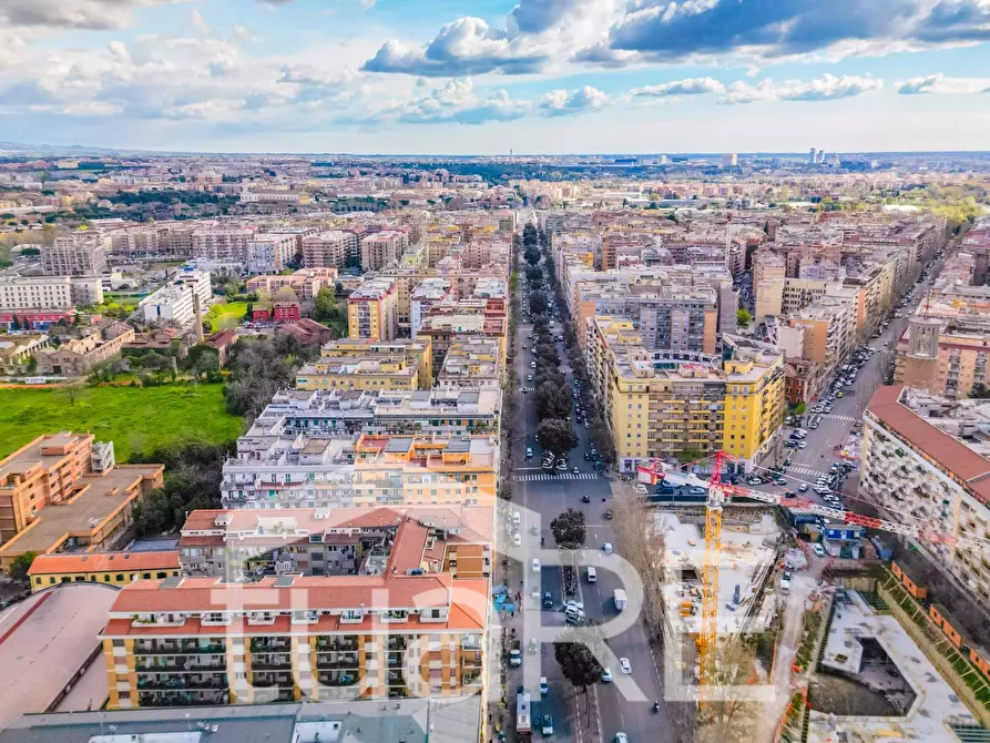 Immagine 23 di Appartamento in vendita  in Piazza Della Radio a Roma