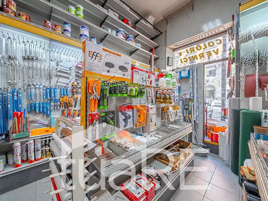 Immagine 4 di Negozio in vendita  in Via Conte Verde a Roma