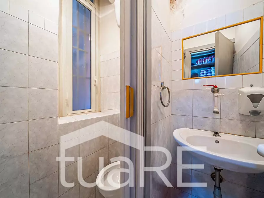 Immagine 6 di Negozio in vendita  in Via Conte Verde a Roma