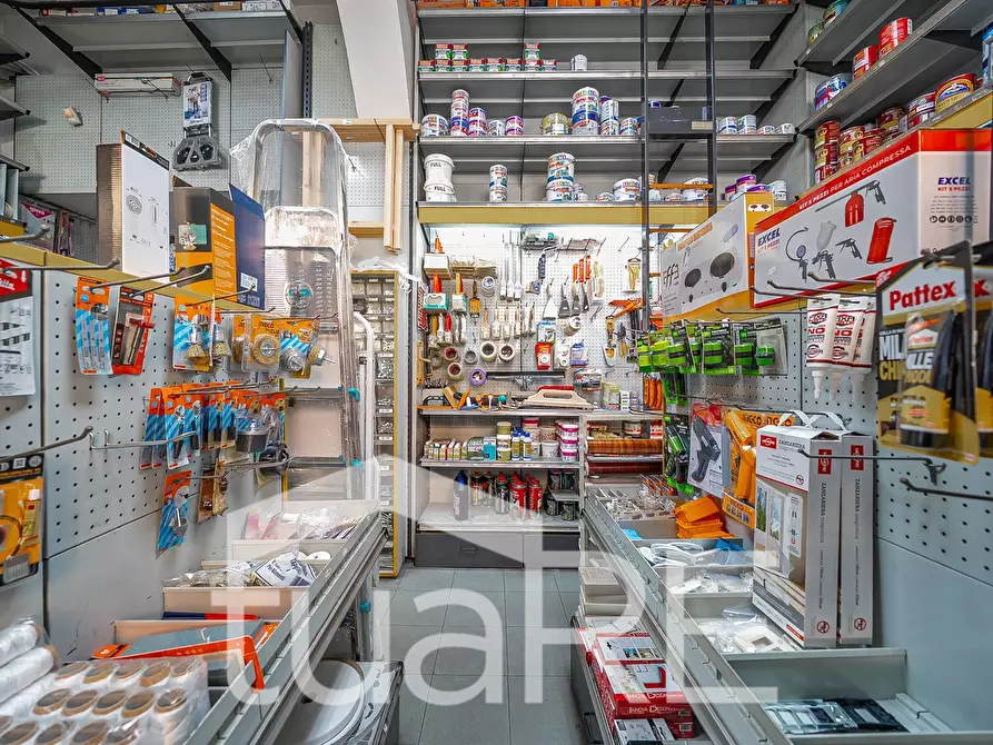 Immagine 7 di Negozio in vendita  in Via Conte Verde a Roma