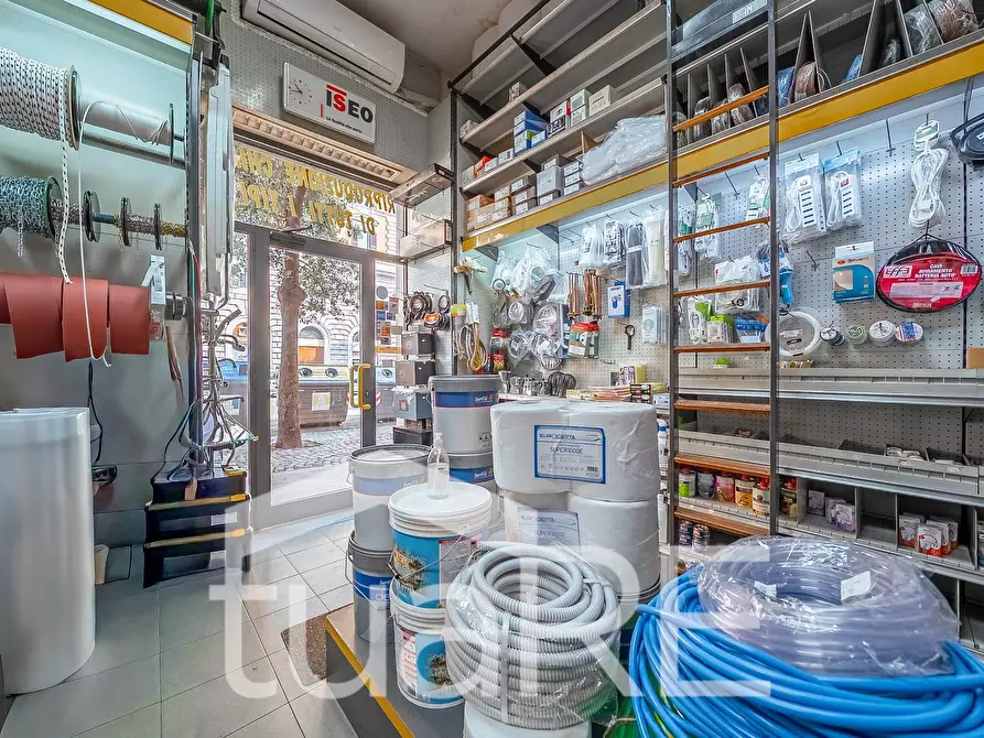 Immagine 8 di Negozio in vendita  in Via Conte Verde a Roma