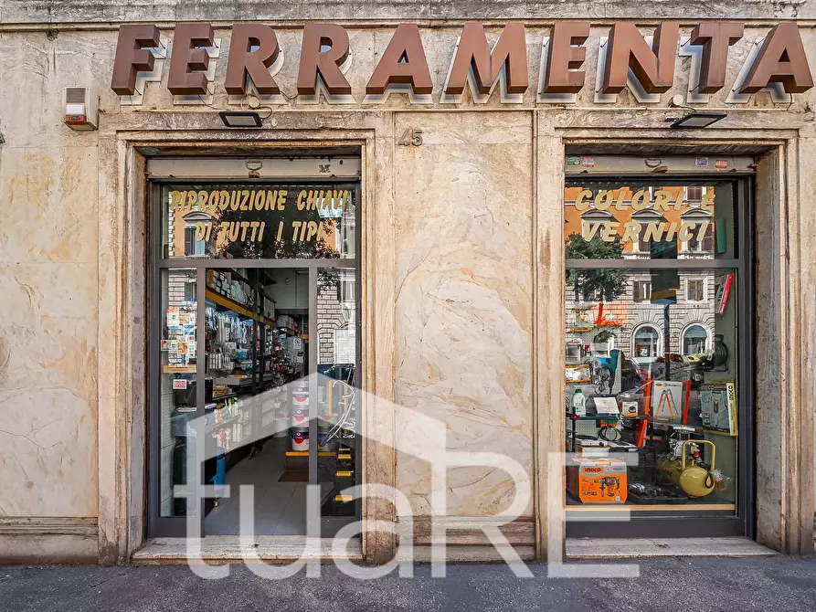 Immagine 10 di Negozio in vendita  in Via Conte Verde a Roma