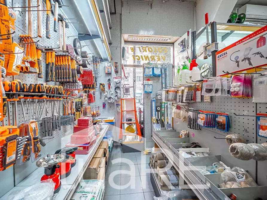 Immagine 11 di Negozio in vendita  in Via Conte Verde a Roma