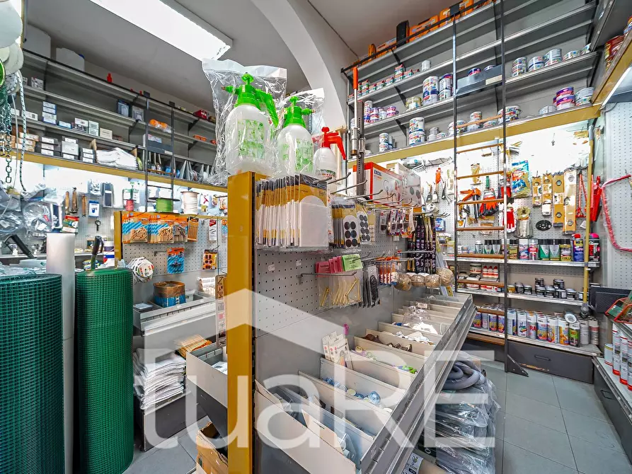 Immagine 12 di Negozio in vendita  in Via Conte Verde a Roma