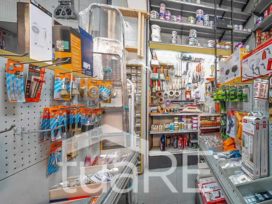 Immagine 13 di Negozio in vendita  in Via Conte Verde a Roma