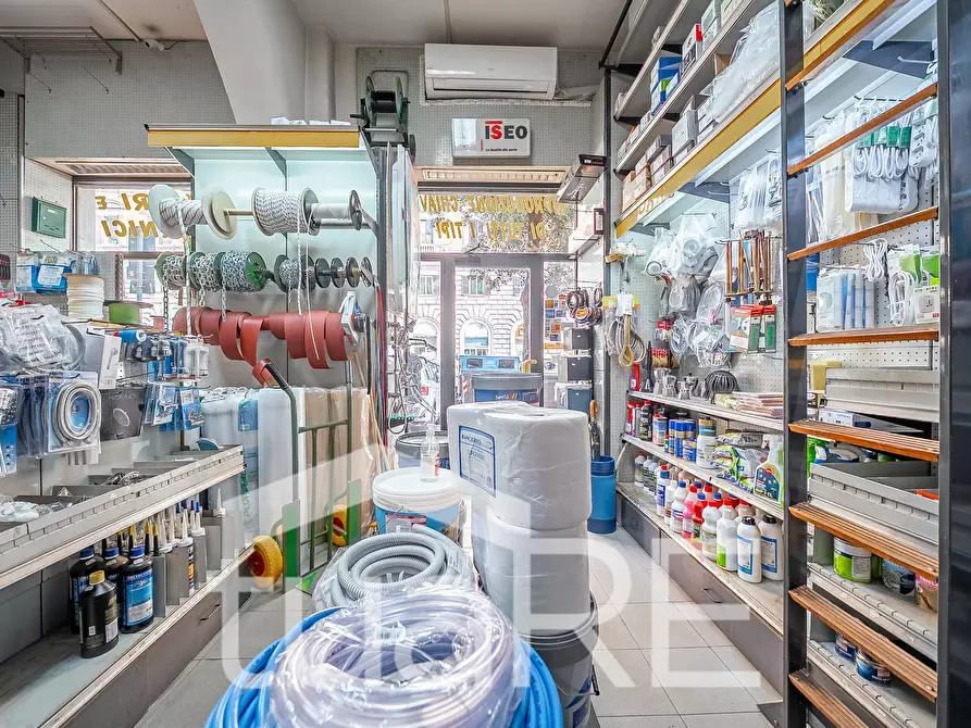 Immagine 14 di Negozio in vendita  in Via Conte Verde a Roma