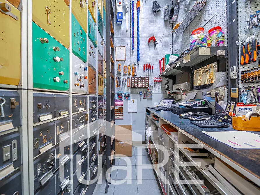 Immagine 15 di Negozio in vendita  in Via Conte Verde a Roma