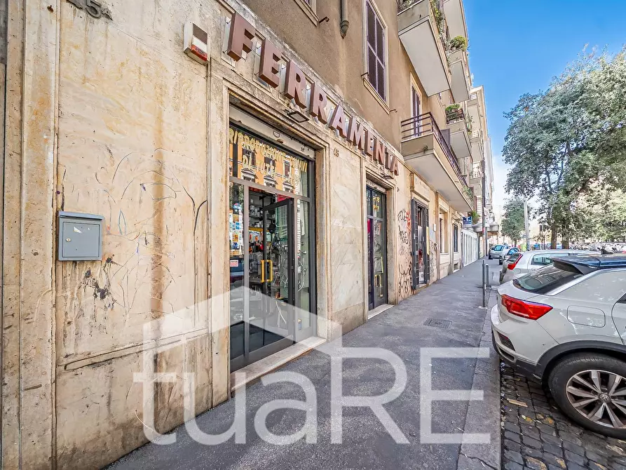 Immagine 16 di Negozio in vendita  in Via Conte Verde a Roma