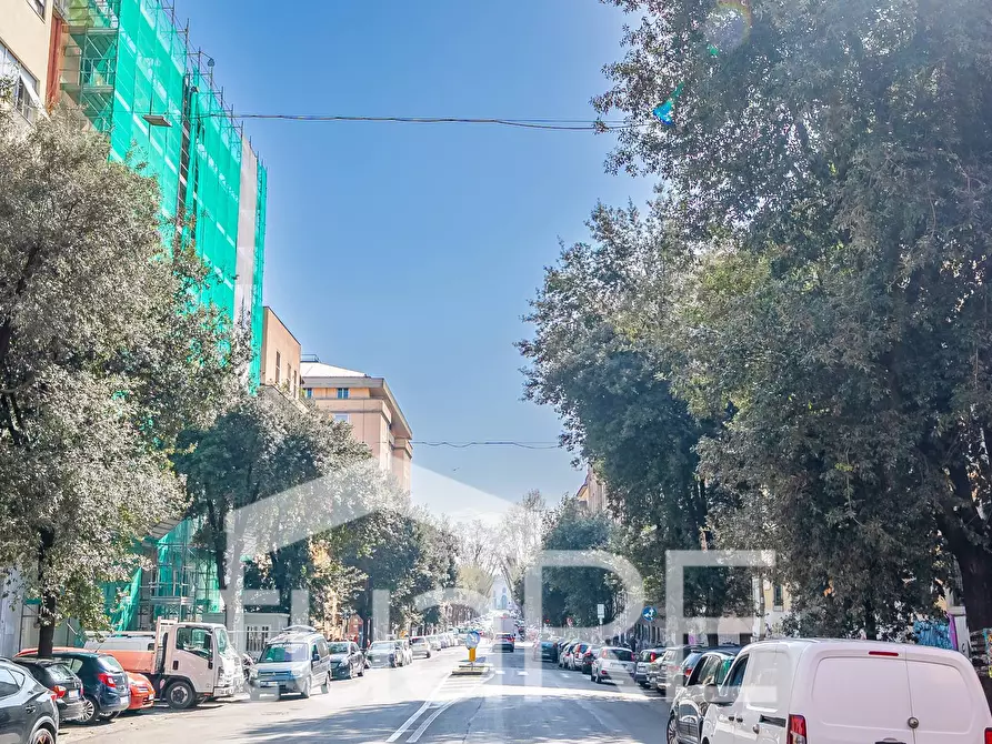 Immagine 17 di Negozio in vendita  in Via Conte Verde a Roma