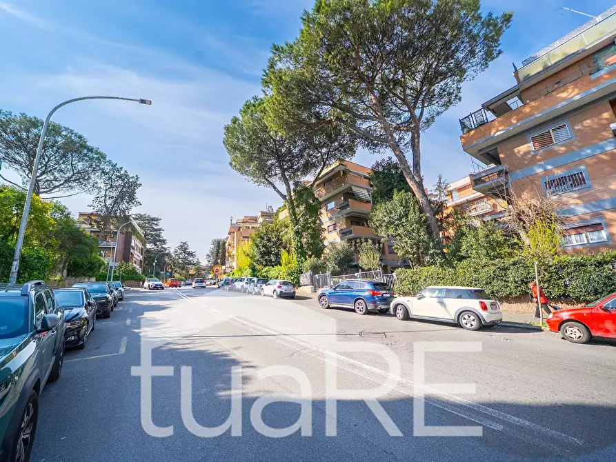 Immagine 5 di Appartamento in vendita  in Via Della Camilluccia a Roma