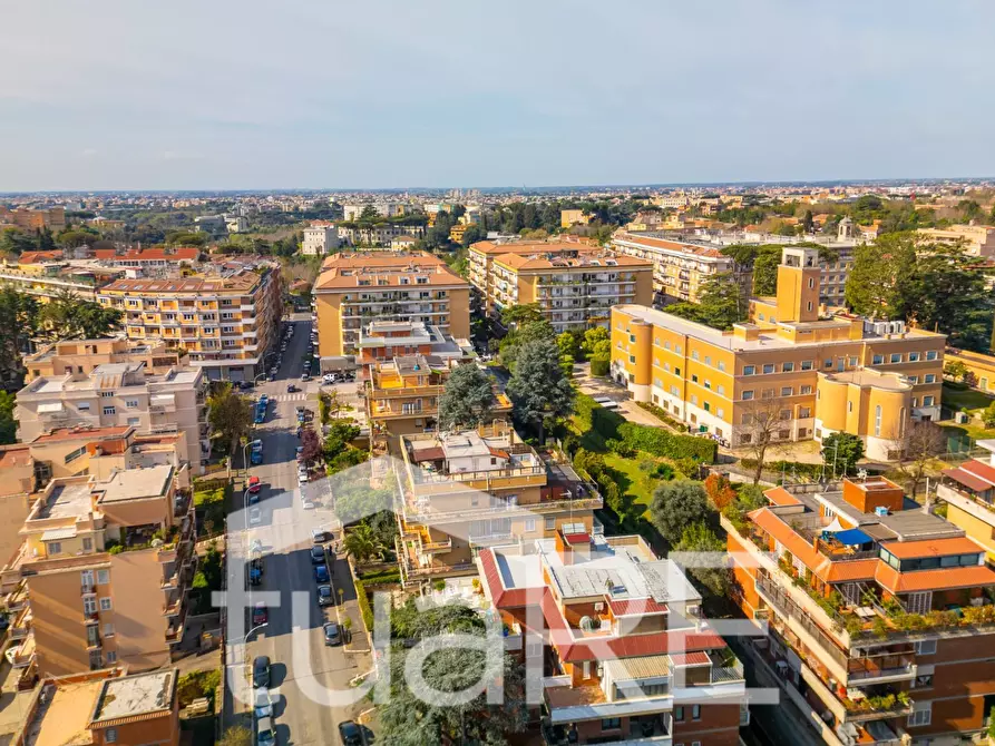 Immagine 9 di Appartamento in vendita  in Via Della Camilluccia a Roma