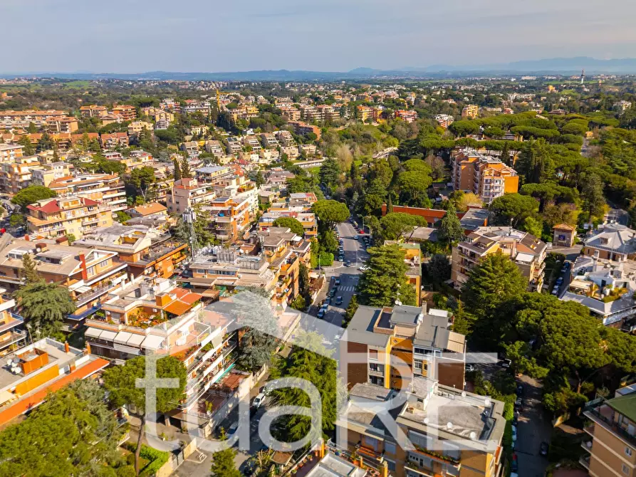 Immagine 14 di Appartamento in vendita  in Via Della Camilluccia a Roma