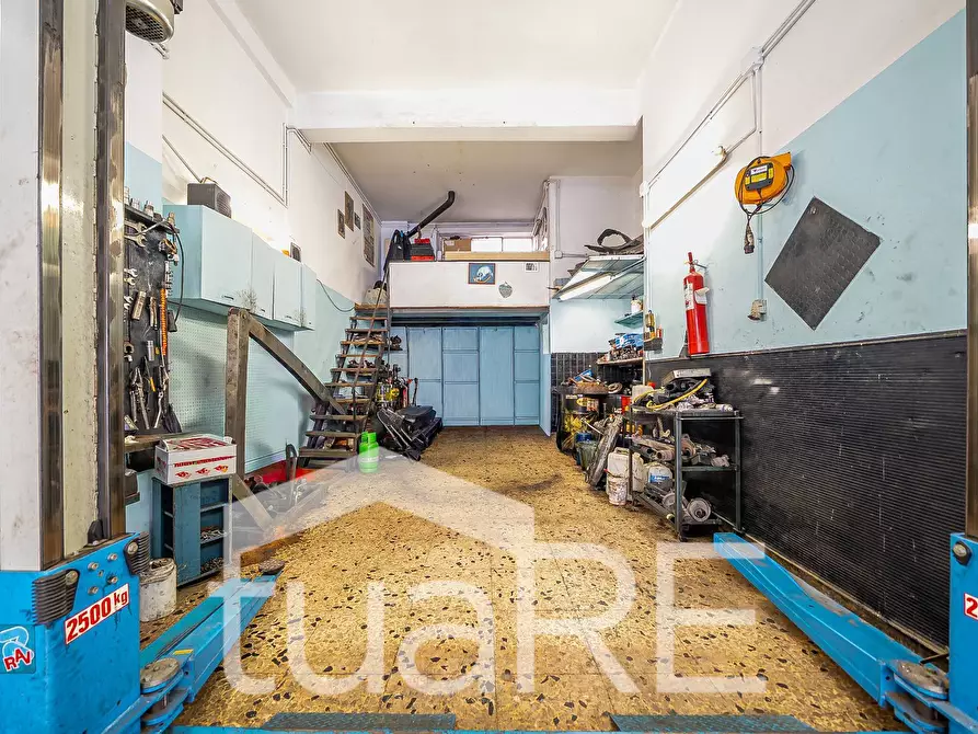 Immagine 4 di Negozio in vendita  in Via Asinari Di San Marzano a Roma