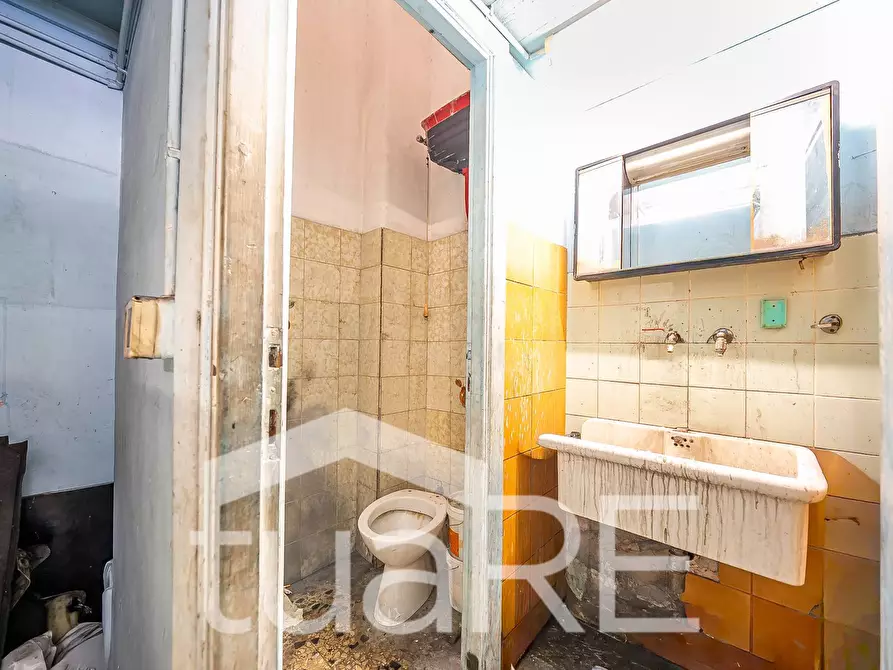 Immagine 6 di Negozio in vendita  in Via Asinari Di San Marzano a Roma