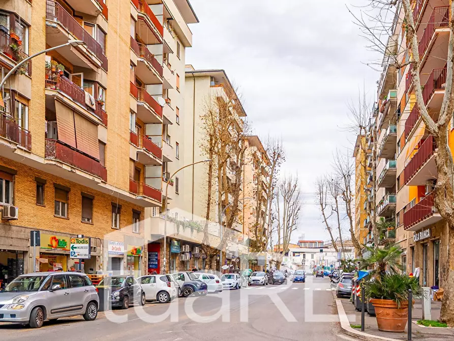 Immagine 9 di Negozio in vendita  in Via Asinari Di San Marzano a Roma