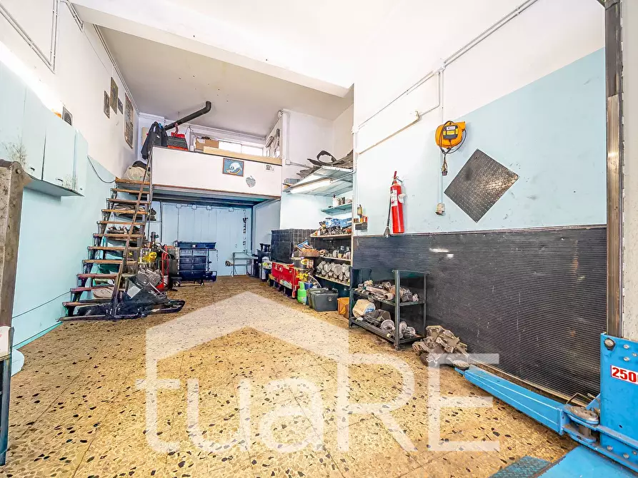 Immagine 12 di Negozio in vendita  in Via Asinari Di San Marzano a Roma