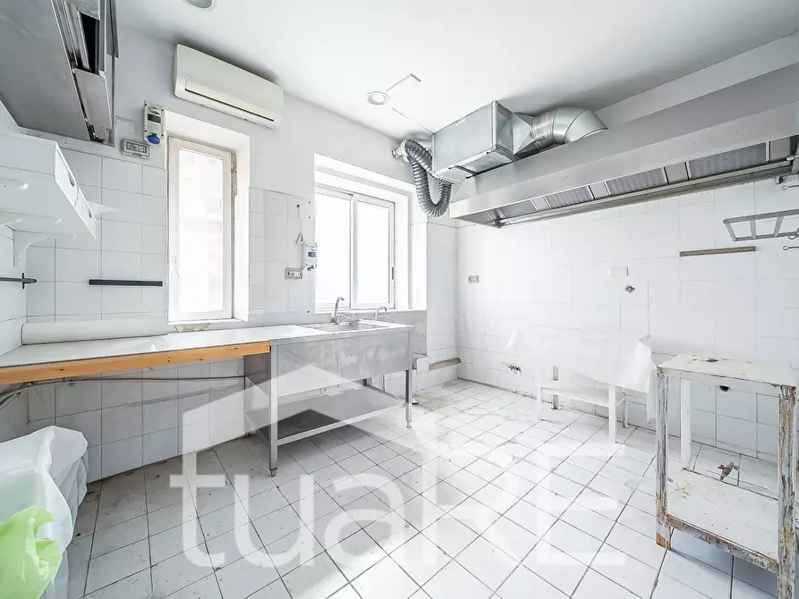 Immagine 3 di Negozio in vendita  in Via Gaspare Gozzi a Roma