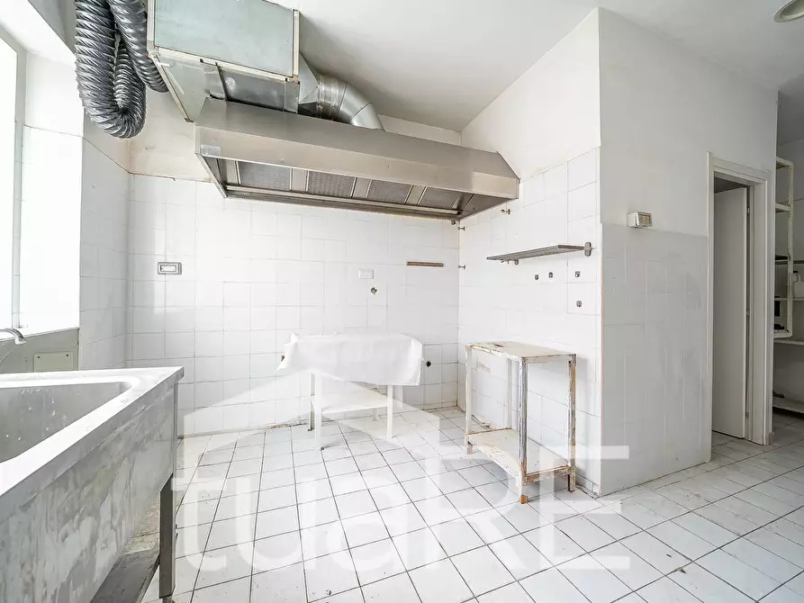 Immagine 4 di Negozio in vendita  in Via Gaspare Gozzi a Roma